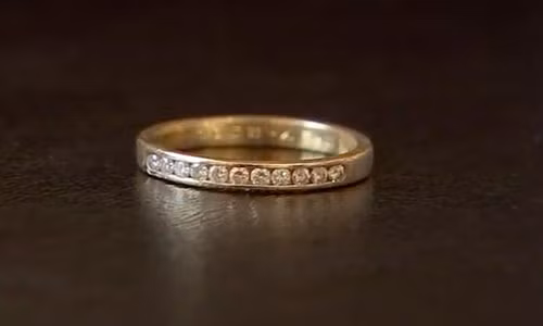 Nhan kim cuong roi xuong toilet va dieu ky dieu sau 9 nam