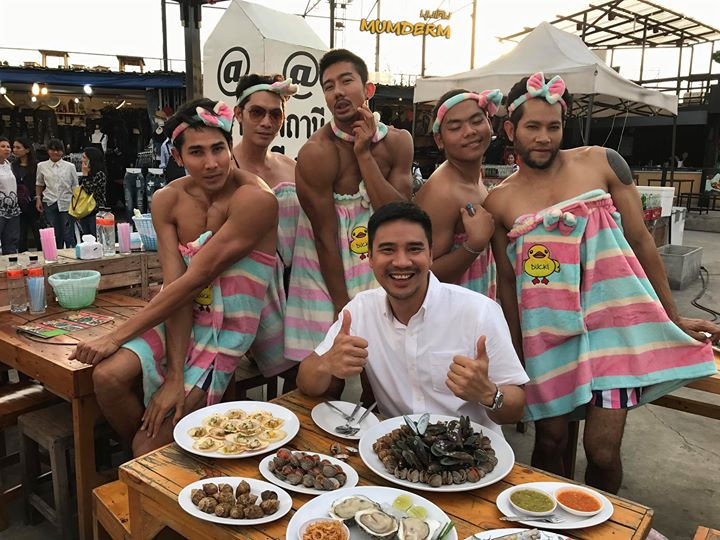 Có rất nhiều nhà hàng hải sản lớn ở Bangkok, và ông chủ nhà hàng Veerasak biết rằng dù thức ăn của anh ngon đến mức nào, anh vẫn cần một chiến lược bán hàng đặc biệt để nổi tiếng hơn.