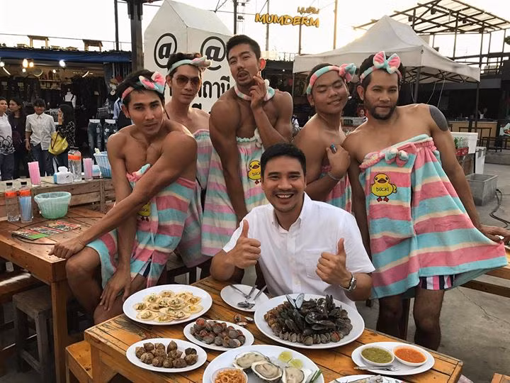 Có rất nhiều nhà hàng hải sản lớn ở Bangkok, và ông chủ nhà hàng Veerasak biết rằng dù thức ăn của anh ngon đến mức nào, anh vẫn cần một chiến lược bán hàng đặc biệt để nổi tiếng hơn.