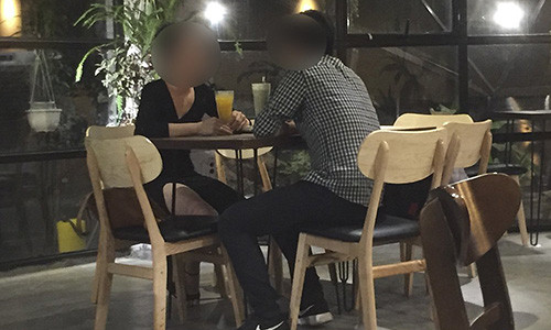 Một người bán tinh trùng (phải) ra giá cho một lần bán "con giống" là 10 đến 18 triệu đồng.