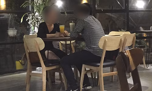 Một người bán tinh trùng (phải) ra giá cho một lần bán "con giống" là 10 đến 18 triệu đồng. Một người bán tinh trùng (phải) ra giá cho một lần bán "con giống" là 10 đến 18 triệu đồng.