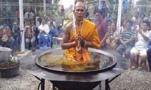 Sư ở Thái Lan ngâm mình trong chảo dầu.