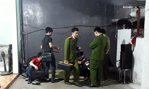 Cơ quan chức năng đang khám nghiệm hiện trường. Ảnh: PV