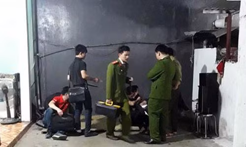 Cơ quan chức năng đang khám nghiệm hiện trường. Ảnh: PV