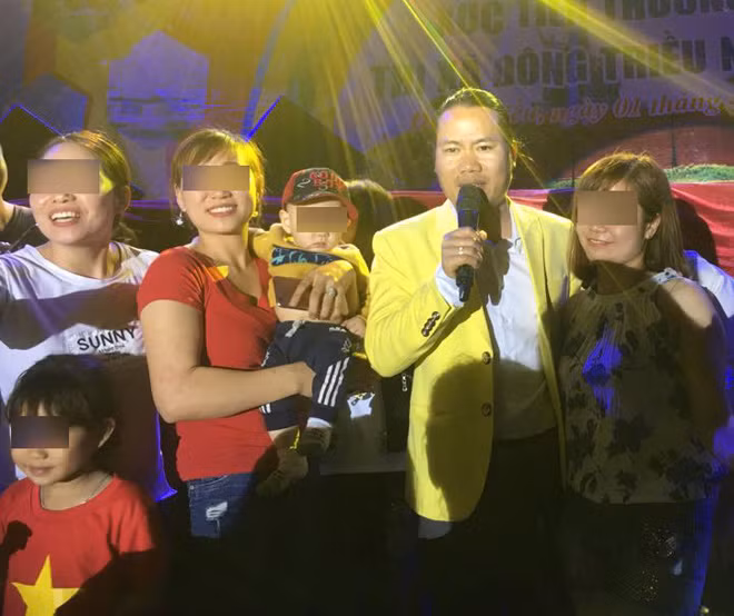 Vuong Rau hat hoi cho bi fan nu sam so