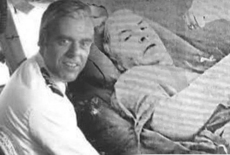 Cơ trưởng KLM Veldhuyzen van Zanten (bên trái, đã chết) và cơ trưởng Pan Am, Victor Grubbs, bị gãy tay.