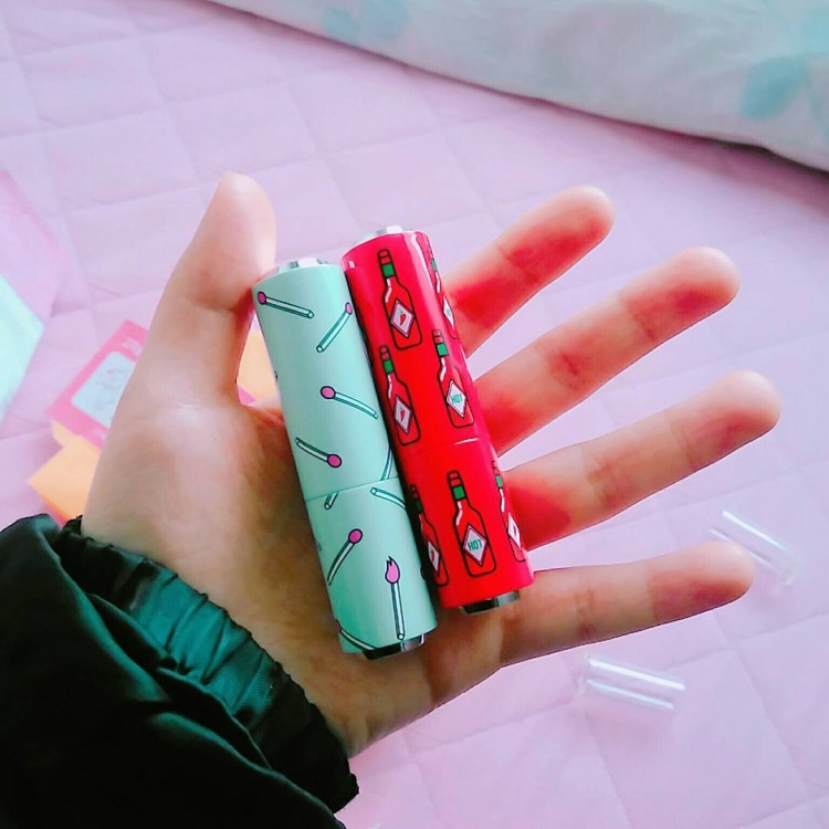 Co gai lat mat nhanh nhu chop truoc va sau khi duoc ban mua tang son