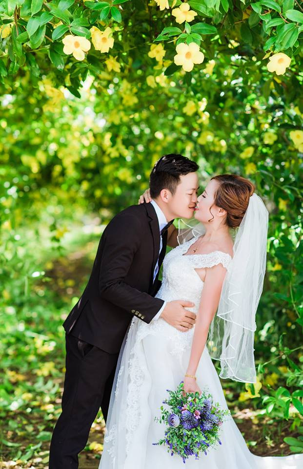 Co dau 61 tuoi duoc chong tre trao nhan dinh hon trong tiec sinh nhat