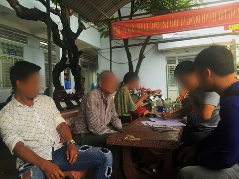 Trinh sát đang làm việc với các bị hại có liên quan tới các nhóm cho vay nặng lãi bị bắt giữ.