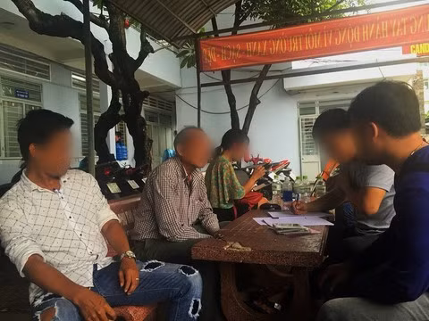 Trinh sát đang làm việc với các bị hại có liên quan tới các nhóm cho vay nặng lãi bị bắt giữ.