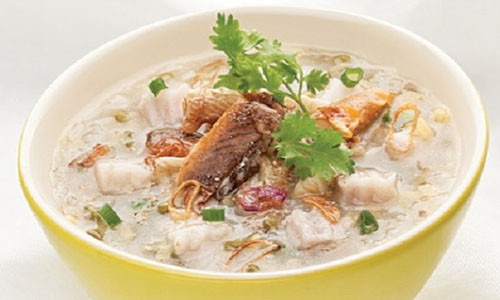 Cháo cá chép đậu xanh vô cùng thơm ngon và bổ dưỡng cho cả mẹ và bé - Ảnh minh họa: Internet