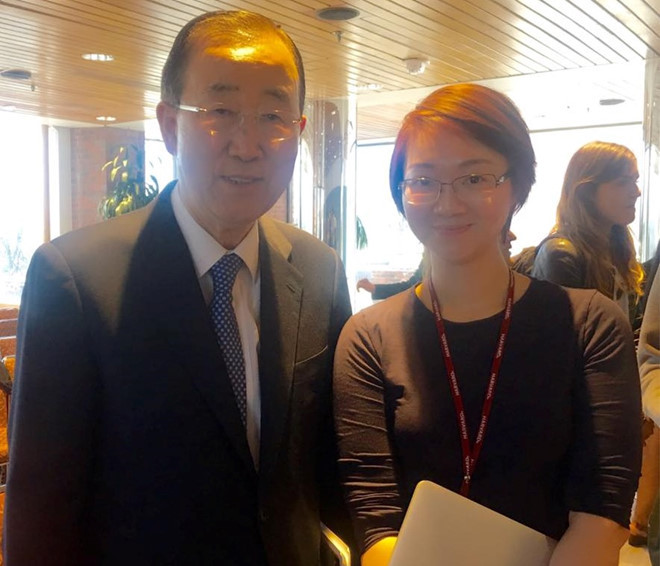 Nguyễn Tuệ Anh thảo luận với cựu Tổng thư ký Liên Hợp Quốc Ban Ki-moon trong thời gian ông thỉnh giảng tại ĐH Harvard, Mỹ.