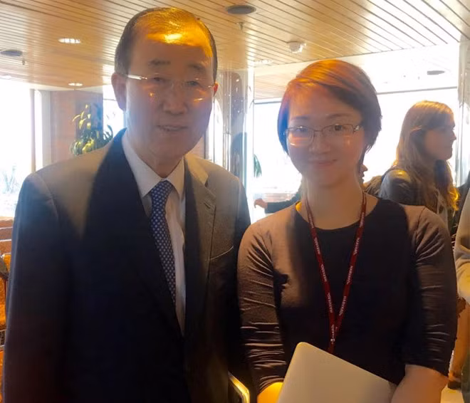 Nguyễn Tuệ Anh thảo luận với cựu Tổng thư ký Liên Hợp Quốc Ban Ki-moon trong thời gian ông thỉnh giảng tại ĐH Harvard, Mỹ.