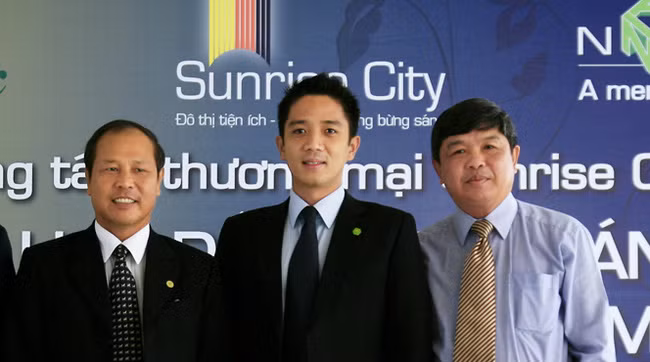 Thiếu gia Bùi Cao Nhật Quân (giữa).