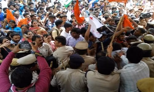 Ngày 21/3/2016, chỉ vài giờ trước ngày thi môn Hóa học trong kỳ thi đại học ở bang Karnataka, Ấn Độ, các quan chức đã hủy thi sau khi một học sinh cảnh báo đề bị lộ, có gian lận thi cử.