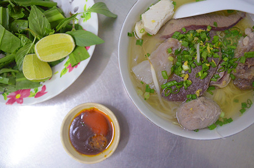 Bát hủ tiếu bò viên luôn hấp dẫn thực khách khi tới Sài Gòn. Ảnh: VNE