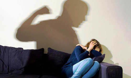 Nguoi cha hon 10 nam lien tuc hanh ha va bo doi con trai ruot