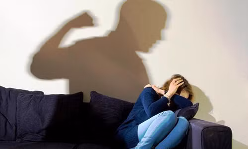 Nguoi cha hon 10 nam lien tuc hanh ha va bo doi con trai ruot