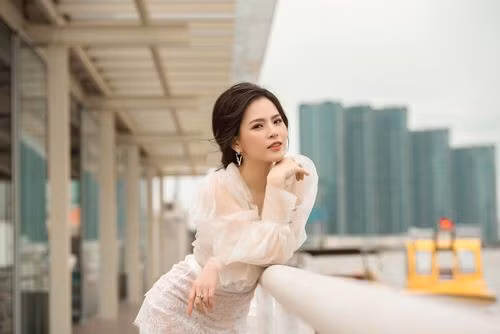 Không quá sexy như những lần xuất hiện trước đây, người đẹp Phi Huyền Trang chọn cho mình bộ trang phục vừa nền nã, vừa khoe được vẻ nữ tính, tiểu thư vốn có.