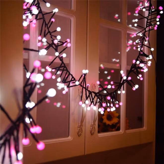 Rực rỡ với đèn led Khi không có quá nhiều thời gian để làm điệu cho khung cửa sổ, hãy sử dụng đèn led. Một dải đèn nhiều bóng với những sắc màu rực rỡ là giải pháp giúp cửa sổ nhà bạn thêm lung linh, đẹp mắt.