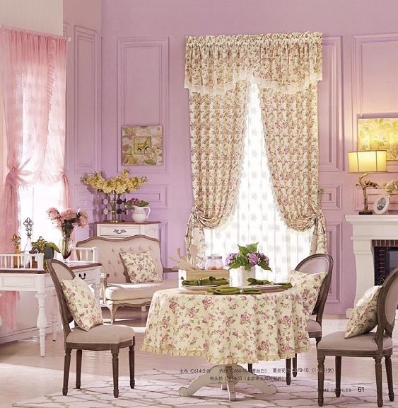 Có thể chọn rèm cửa sổ đồng điệu về màu sắc với nội thất trong phòng.