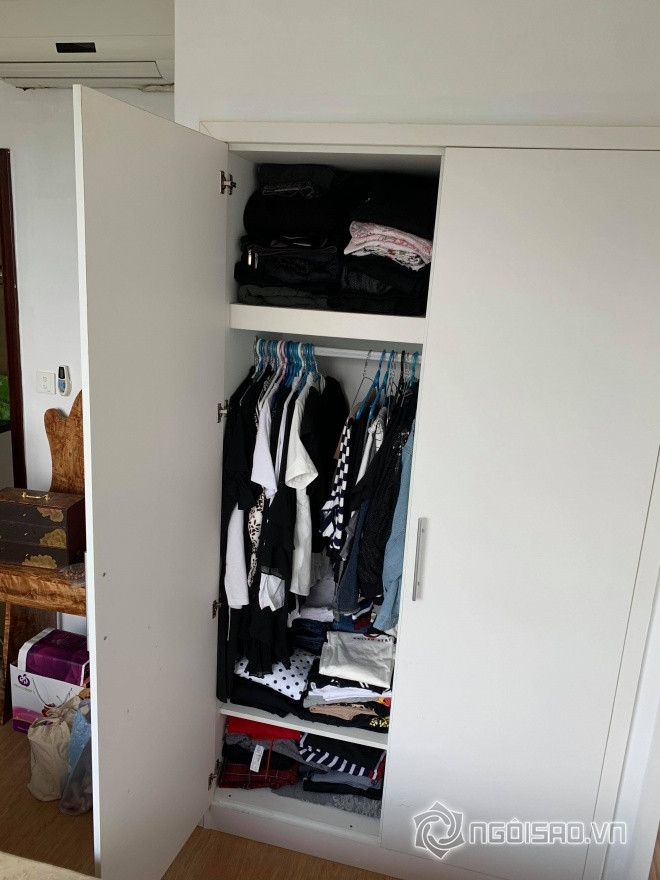 Siêu mẫu Hạ Vy tiết lộ, gia đình cô mới chuyển sang một căn hộ mới thuộc khu đô thị cao cấp Time City. Ngôi nhà mới có 3 phòng ngủ, rộng 100m vuông, trị giá 3,5 tỷ. Cô chia sẻ sở dĩ muốn chuyển sang một căn hộ mới rộng rãi hơn để các con được vui chơi, sinh hoạt thoải mái. Bên cạnh đó cũng tiện cho công việc đi lại của 2 vợ chồng cô.