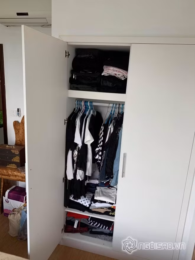 Siêu mẫu Hạ Vy tiết lộ, gia đình cô mới chuyển sang một căn hộ mới thuộc khu đô thị cao cấp Time City. Ngôi nhà mới có 3 phòng ngủ, rộng 100m vuông, trị giá 3,5 tỷ. Cô chia sẻ sở dĩ muốn chuyển sang một căn hộ mới rộng rãi hơn để các con được vui chơi, sinh hoạt thoải mái. Bên cạnh đó cũng tiện cho công việc đi lại của 2 vợ chồng cô.