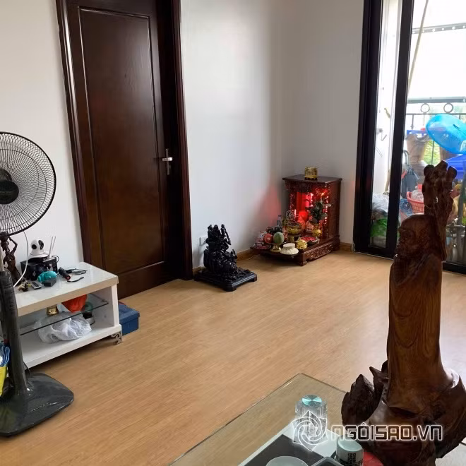 Trước đó ít ngày, vợ chồng "bà trùm" cũng gây bất ngờ khi tìm mua xế hộp mới. Vì chưa chốt chọn mua xe gì nên cô quyết định chưa tiết lộ. Hoạt động nhiều năm trong nghề người mẫu, Hạ Vy còn lấn sân kinh doanh thời trang, mở nhà hàng, bên cạnh trung tâm đào tạo catwalk... Dù gia thế không thuộc hàng khủng nhưng gia đình cô có cuộc sống khá ổn định và sung túc.