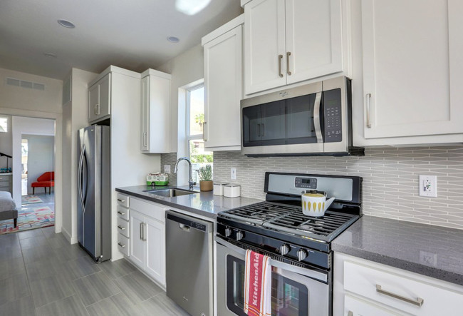 Bên cạnh đó là phòng bếp với đầy đủ tiện nghi.