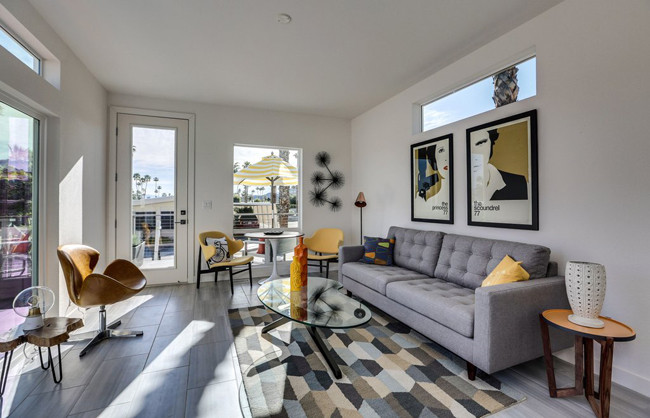 Đây là một căn nhà điển hình, có diện tích 74m2 và đang được rao bán với giá 3,3 tỷ đồng. Căn nhà được thiết kế kiểu nhà cấp 4 mái bằng đơn giản, có 2 phòng ngủ, 1 phòng khách, 1 sân nhỏ và có cả bể bơi.