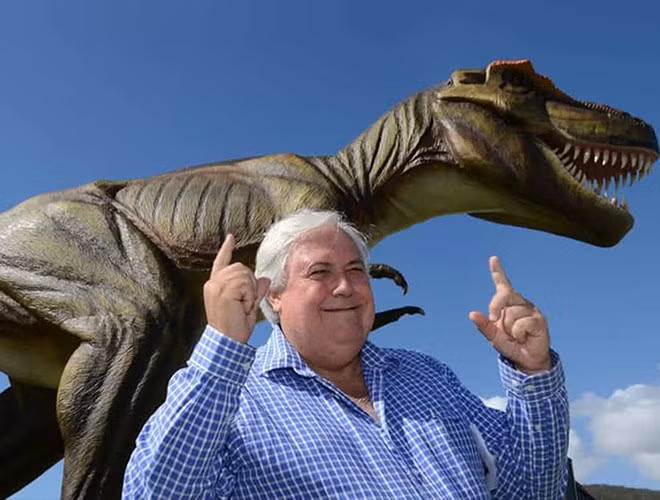 Trùm khai khoáng người Úc Clive Palmer - một fan bự của bộ phim “Công viên kỷ Jura” - đã chi một “núi tiền” cho thú vui đó bằng cách xây dựng hơn 100 mô hình khủng long biết cử động ngay trong sân golf của mình.