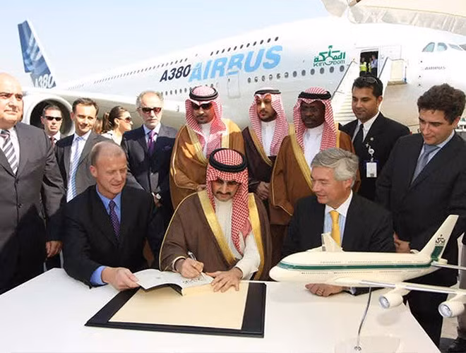 Siêu đại gia này đã chi 400 triệu USD để sắm một chiếc Airbus A380 làm chuyên cơ riêng và bỏ ra số tiền lớn hơn thế nhằm tân trang và dát vàng nội thất nhằm biến nó thành một “cung điện biết bay”.