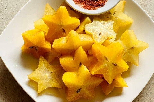 Khu vườn mini không chỉ là nơi nghỉ ngơi thư giãn lý tưởng, Mỹ Lệ còn tận dụng khoảng không này để trồng những thực phẩm sạch cho gia đình. Trong thời đại phát triển, nơi ở bị thu hẹp rất nhiều, các gia đình cũng đã biết cách thiết kế cho một khu vườn nhỏ để vừa làm đẹp vừa sản xuất thực phẩm cần thiết.