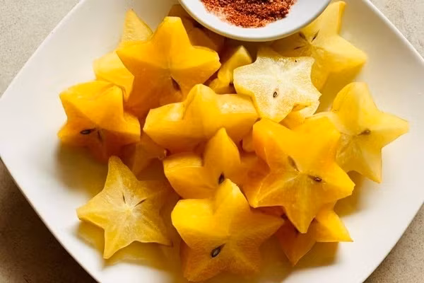 Khu vườn mini không chỉ là nơi nghỉ ngơi thư giãn lý tưởng, Mỹ Lệ còn tận dụng khoảng không này để trồng những thực phẩm sạch cho gia đình. Trong thời đại phát triển, nơi ở bị thu hẹp rất nhiều, các gia đình cũng đã biết cách thiết kế cho một khu vườn nhỏ để vừa làm đẹp vừa sản xuất thực phẩm cần thiết.