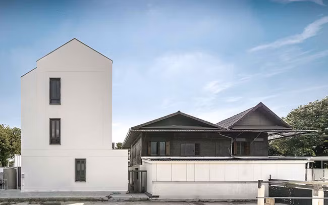 Vì thế mặt đất phải nâng cao để tăng diện tích sử dụng, không gian bên trong chia thành các không gian nhỏ để tạo được sự riêng tư hợp lý cho từng cá nhân.