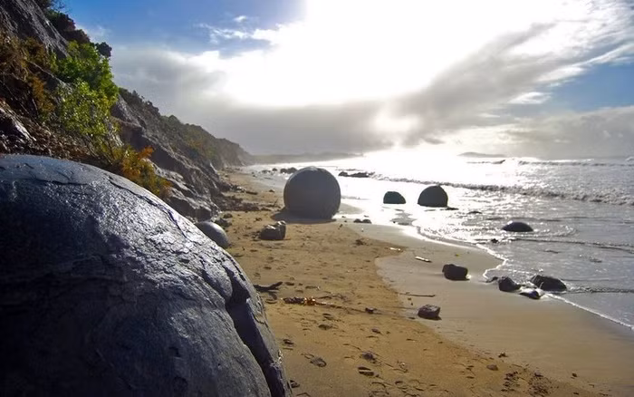 Moeraki Boulders (New Zealand) Những viên đá hình cầu trên bãi biển Moeraki to như quả trứng khủng long. Theo các nhà học, những khối đá này hình thành cách đây hơn 50 triệu năm trước, trên bãi biển Bowling Ball ở Mendocino, Mỹ, cũng như ở những nơi khác ở Mỹ và Canada và Nga.