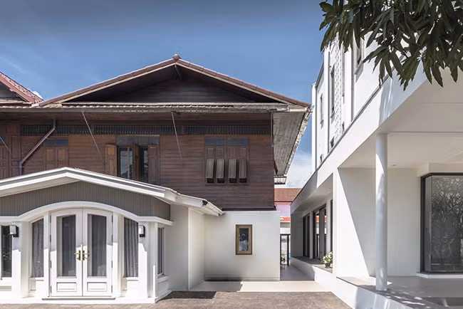 Ban đầu ngôi nhà được xây theo kiến trúc truyền thống Thái Lan. Qua nhiều năm với số lượng thành viên gia đình tăng lên, gia đình có nhu cầu cải tạo để tận dụng hết toàn bộ lô đất.