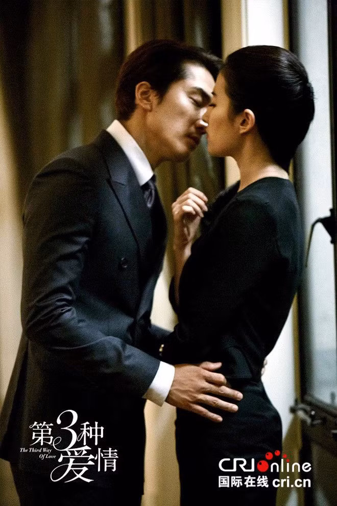 "Tình yêu thứ ba" là bộ phim giúp Lưu Diệc Phi và Song Seung Heon bén duyên. Phim không có nhiều cảnh nóng như "Obsessed" nhưng lại tràn ngập cảnh hôn mùi mẫn giữa hai nhân vật chính.