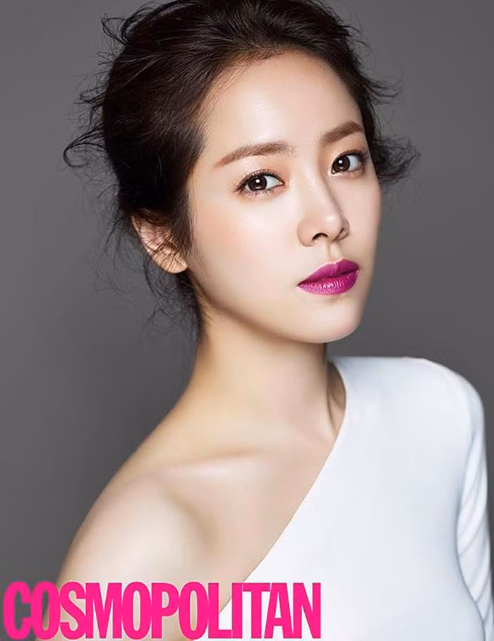 9. Han Ji Min Người đẹp thích ăn nhất là sữa chua, đây cũng là cách cô làm đẹp da mỗi ngày. Không chỉ ăn 1 hộp/ngày, cô còn sử dụng sản phẩm này để đắp mặt.