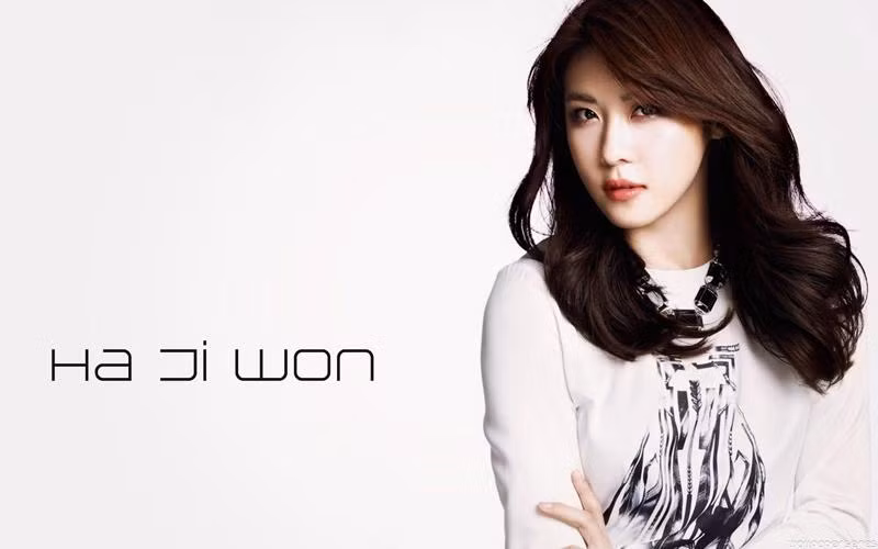 3. Ha Ji Won Ha Ji Won có bí quyết riêng dành cho là da, nữ diễn viên sử dụng công thức "thần dược cho làn da" như sau: 1 chai rượi soji, 3 quả chanh, nước tonic, sprite và một thìa mật ong trộn đều và sử dụng hàng ngày. Cô chia sẻ đấy là nước uống giúp làn da của cô luôn khỏe ngay cả khi ngủ không đúng giờ.