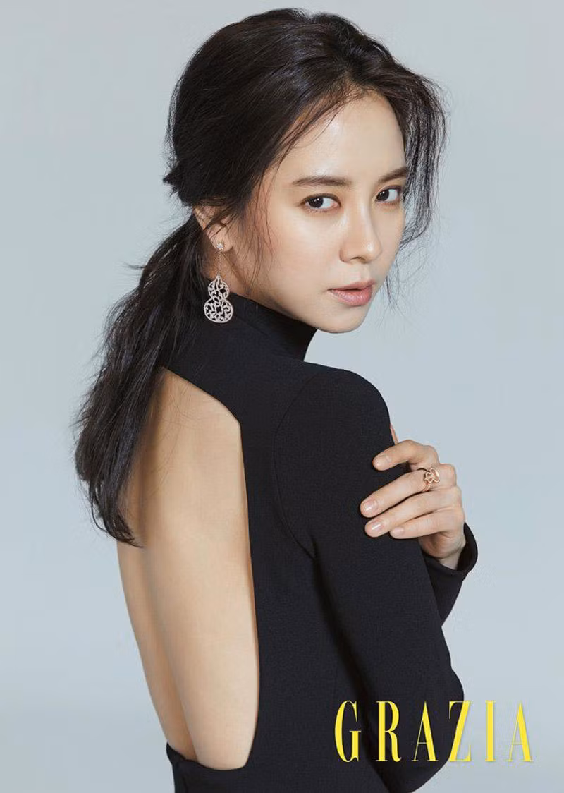 7. Song Ji Hyo Bí quyết giúp cô có làn da như đôi mươi chính là cách sử dụng nước ép nha đam. Cô thường xuyên uống loại nước ép này, ngoài ra còn sử dụng để bôi trực tiếp lên làn da.