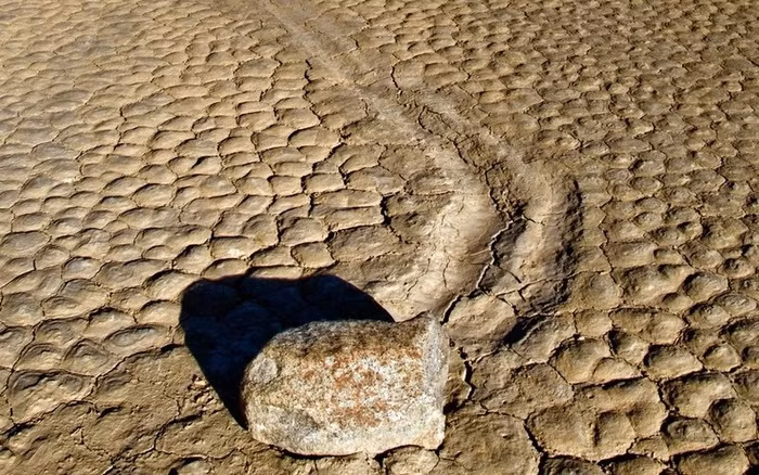 Ngỡ ngàng 7 kỳ quan tuyệt đẹp không thể bỏ lỡ ở Ireland Chưa ai từng nhìn thấy một trong những “viên đá biết bơi” trên Racetrack Playa, Thung lũng Chết. Nhưng có những bằng chứng để lại có thể thấy rằng những viên đá này đã chuyển động khắp nơi trên mặt đất bụi bặm. Các nhà khoa học vẫn chưa biết được lý do khiến những tảng đá di chuyển thế nào trên vùng đất khô cằn này.
