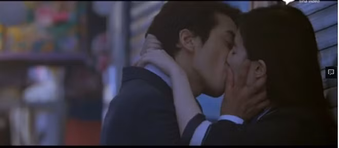 "Tình yêu thứ ba" khiến người hâm mộ sốc vì quá nhiều cảnh hôn của "Tiểu Long Nữ" họ Lưu. Nhiều người cho rằng, những cảnh quay này không thực sự cần thiết.