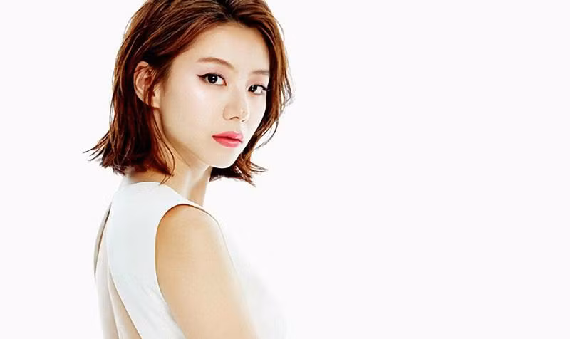 8. Park Soo Jin Ngôi sao xứ Hàn có chế độ ăn uống rất hợp lý để tốt nhất cho làn da. Ngoài việc uống thật nhiều nước, cô ăn nhiều rau và hạn chế tối đa dầu mỡ. Những loại thực phẩm chứa nhiều lycopen như cà chua, đu đủ các loại hát, cà chua, ... được cô sử dụng thường xuyên để chống lão hóa, ngăn ngừa ung thư da.