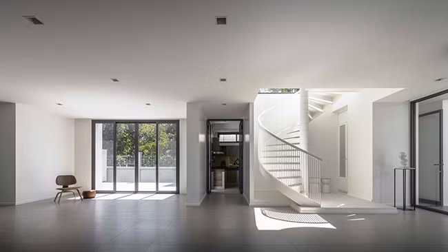 Tầng một là phòng khách rộng, có khu vực tiếp khách, khu vực ăn uống kết nối trực tiếp với nhà bếp.