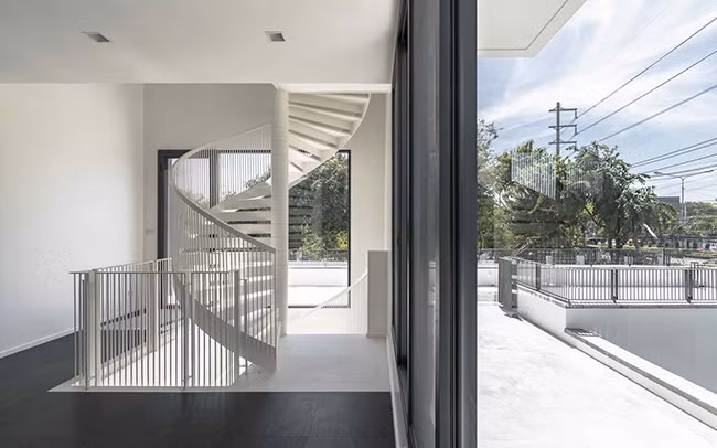 Điểm đặc biêt là phần kiến trúc mới vẫn hài hòa với phần kiến trúc cũ được giữ lại của ngôi nhà. Ý tưởng ban đầu của gia chủ là cải tạo ngôi nhà cũ cho phù hợp với nhu cầu sử dụng mới của bậc phụ huynh...