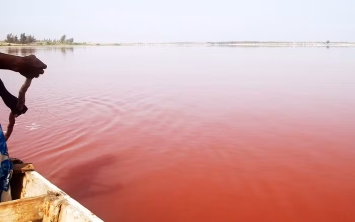 Hồ Retba (Senegal) Có vẻ như ai đó đổ một lọ mực khổng lồ vào hồ Retba. Nước hồ có màu đỏ như vậy là do một loại tảo đặc biệt có tên Dunaliella salina làm sản sinh ra sắc tố tạo màu. Hàm lượng muối cao lên đến 40% và cho phép tảo phát triển mạnh.