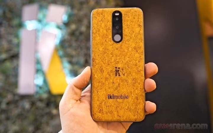 Là một thương hiệu không được tiếng tăm lắm nhưng vừa qua, tại MWC 2018, Ikimobile đã khiến những người tham dự phải kinh ngạc vì mẫu điện thoại được làm từ thân cây bần (vật liệu được sử dụng chủ yếu để làm nút chai), có độ bền tới 50 năm.