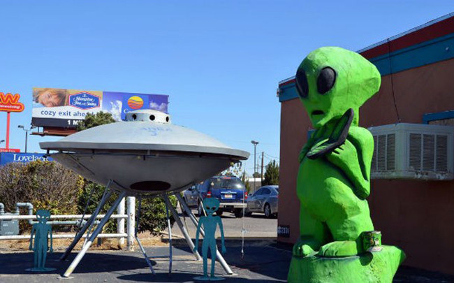 Roswell: Sau sự kiện nổi tiếng Roswell UFO diễn ra ở New Mexico vào những năm 40, nơi này nổi tiếng trên toàn thế giới như là "Thị trấn UFO". Chúng ta không biết những người dân nơi đây có hoàn toàn trung thực về "sự thật" họ đã nhìn thấy người ngoài hành tinh, hay đây chỉ là một huyền thoại mà họ đã tưởng tượng ra. Nhưng đến nơi này bạn sẽ bắt gặp vô số hình ảnh về người ngoài hành tinh hay những chiếc đĩa bay.