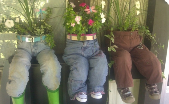 Hãy biến những chậu cây thành những thiên thần tinh nghịch. Tận dụng những chiếc quần đã cũ hoặc chật của con bạn, nhồi vải vụn hoặc rơm, bông vào ống chân, sau đó trồng cây ở phần bụng của quần. Bất cứ ai cũng sẽ bật cười thích thú trước ý tưởng đáng yêu và siêu sáng tạo này.